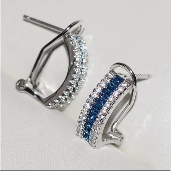 NEW 18K WHITE GOLD DIAMOND STUD EARRINGS - Picture 5 of 5